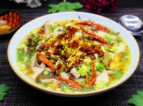 把爆香的油淋在酸菜鱼大盆中即可享用。