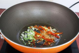 热锅，倒油，爆炒葱白、蒜、生姜丝、干辣椒；