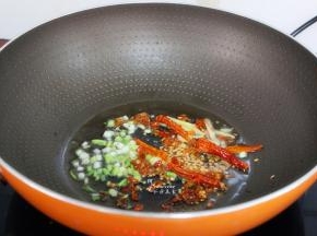 热锅，倒油，爆炒葱白、蒜、生姜丝、干辣椒；