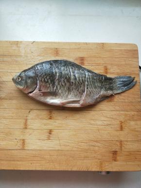 鱼洗干净，在身上划几道，