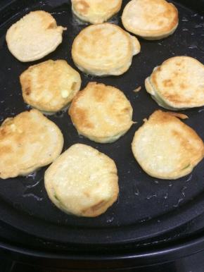 煎好的西葫芦饼