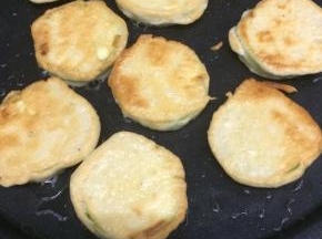 煎好的西葫芦饼