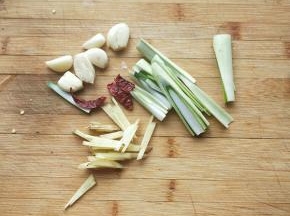 葱姜蒜切丝