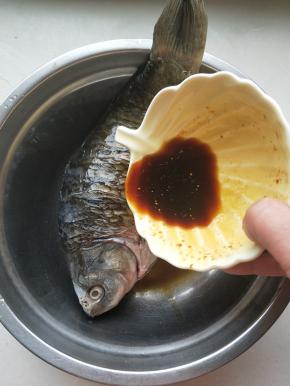 将腌鲫鱼材料全部一起搅拌均，抹满鱼的全身，