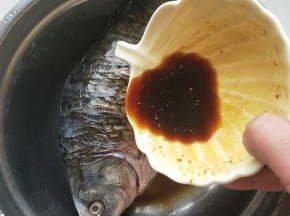 将腌鲫鱼材料全部一起搅拌均，抹满鱼的全身，