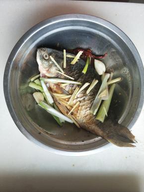 肚子里塞些葱姜蒜备用
鱼腌制好了先放20分钟