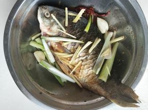肚子里塞些葱姜蒜备用
鱼腌制好了先放20分钟