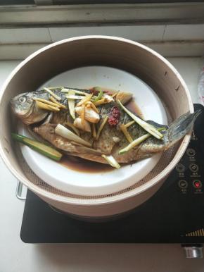 蒸好的鱼肉，蘸点酱汁很美味