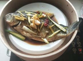 蒸好的鱼肉，蘸点酱汁很美味