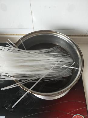 先将水晶粉条用开水烫一下，｛不用煮的
