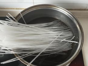 先将水晶粉条用开水烫一下，｛不用煮的