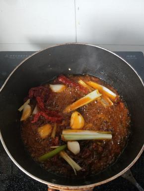 油锅温度升起将黄豆酱，豆瓣酱，蒜瓣，干辣皮小火爆香