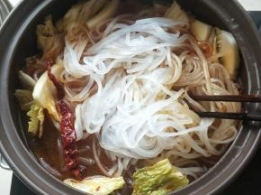 用筷子挑散