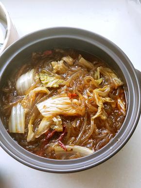 炖煮白菜粉条入味即可。