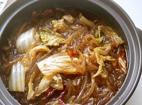 炖煮白菜粉条入味即可。