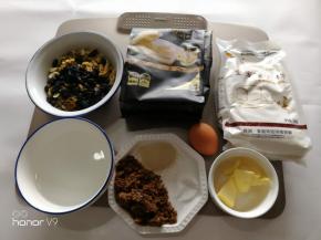 准备好原材料，核桃仁，杏仁片，葵花籽仁，南瓜子仁要提前烤熟备用。