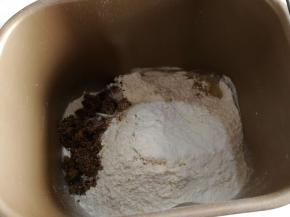 将除黄油，果干以外的原材料放入面包机。