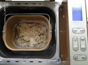 用筷子稍微搅拌一下，揉15分钟。