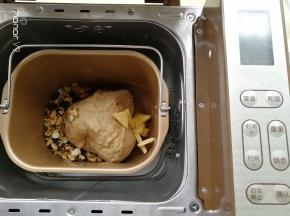 然后放入黄油，果干继续揉10分钟。