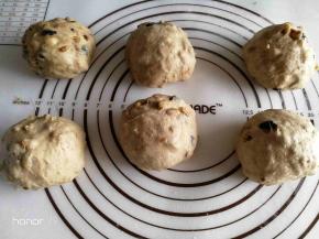 分成相同的六个面团，揉圆。