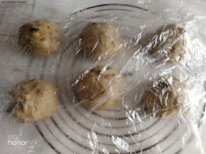 盖保鲜膜松弛10～15分钟。