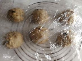 盖保鲜膜松弛10～15分钟。