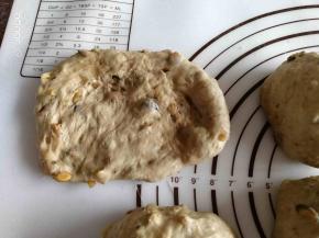 用手按扁排气，提起四个角，揉圆。