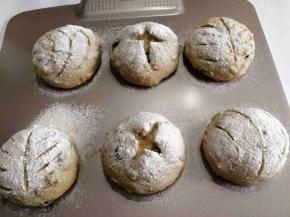 发酵到两倍大，撒干粉，用锋利的刀割出自己喜欢的形状，可以割深一点，我这个有点浅，烤出来形状没有那么漂亮。