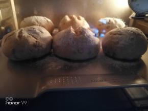 烤箱200度预热10分钟，然后200度烤20分钟。每个人烤箱温度不一样，按照自己平时烤面包的温度就可以了。