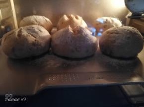 烤箱200度预热10分钟，然后200度烤20分钟。每个人烤箱温度不一样，按照自己平时烤面包的温度就可以了。