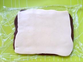 将原色面片盖在可可面片上，揭掉保鲜膜