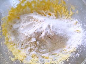 过筛低筋面粉，用刮刀搅拌均匀