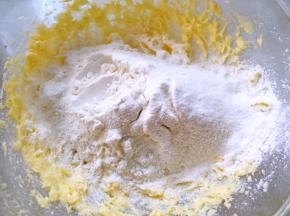 过筛低筋面粉，用刮刀搅拌均匀