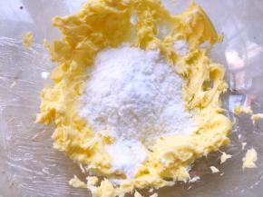 加入糖粉，搅拌几下，让糖粉跟黄油融合