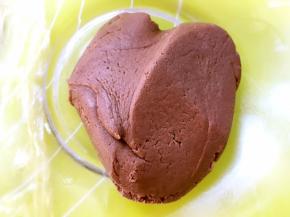 剩下的另外一半加入可可粉，搅拌均匀