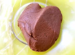 剩下的另外一半加入可可粉，搅拌均匀