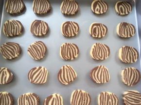 用刀切成0.3厘米厚的片，切好放入烤盘内，烤箱预热170度，烤18分钟