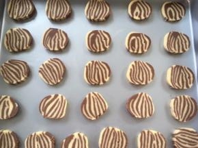 用刀切成0.3厘米厚的片，切好放入烤盘内，烤箱预热170度，烤18分钟