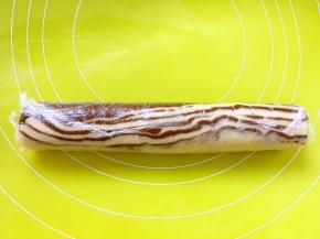 之后用保鲜膜包裹起来，滚成圆柱体，冰箱冷冻半个小时，将饼干冻硬即可