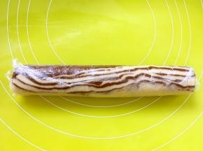 之后用保鲜膜包裹起来，滚成圆柱体，冰箱冷冻半个小时，将饼干冻硬即可