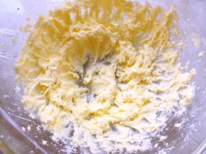 之后用打蛋器打发至蓬松状态