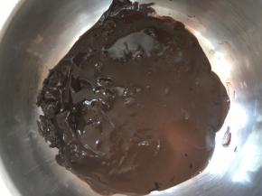 巧克力隔水加热至融化