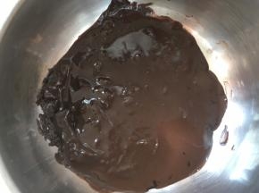 巧克力隔水加热至融化