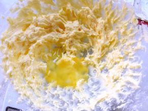 分次加入全蛋液，打蛋器打发均匀