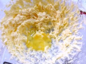 分次加入全蛋液，打蛋器打发均匀