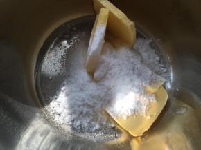 黄油室温软化，加糖粉搅拌均匀，之后打蛋器打发至蓬松状态