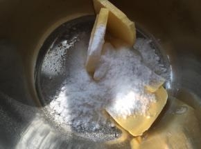 黄油室温软化，加糖粉搅拌均匀，之后打蛋器打发至蓬松状态