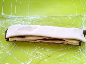 之后将4份面片叠加在一起，喜欢层次多一些的，可以在中间切一刀，分成两份，再叠加在一起