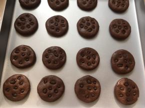 装饰上耐高温巧克力豆，烤箱预热170度烤20分钟