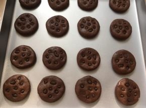 装饰上耐高温巧克力豆，烤箱预热170度烤20分钟